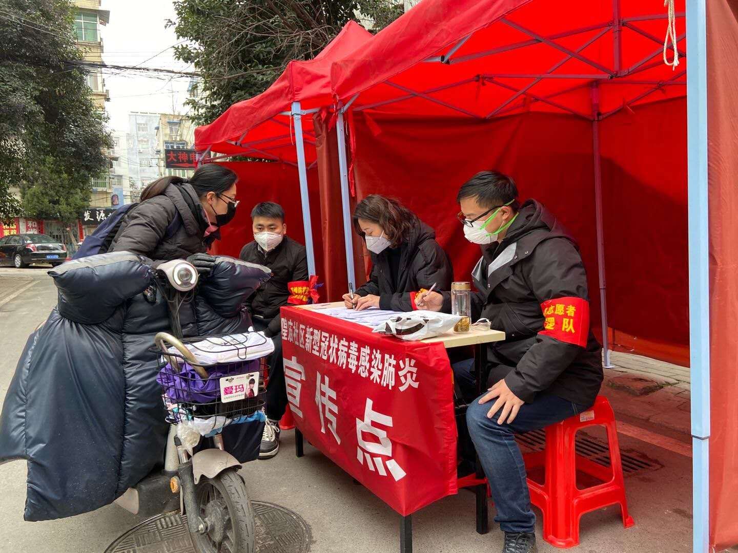 志愿服務(wù)隊(duì)在一線參加疫情防控.jpg 志愿服務(wù)隊(duì)在一線參加疫情防控.jpg